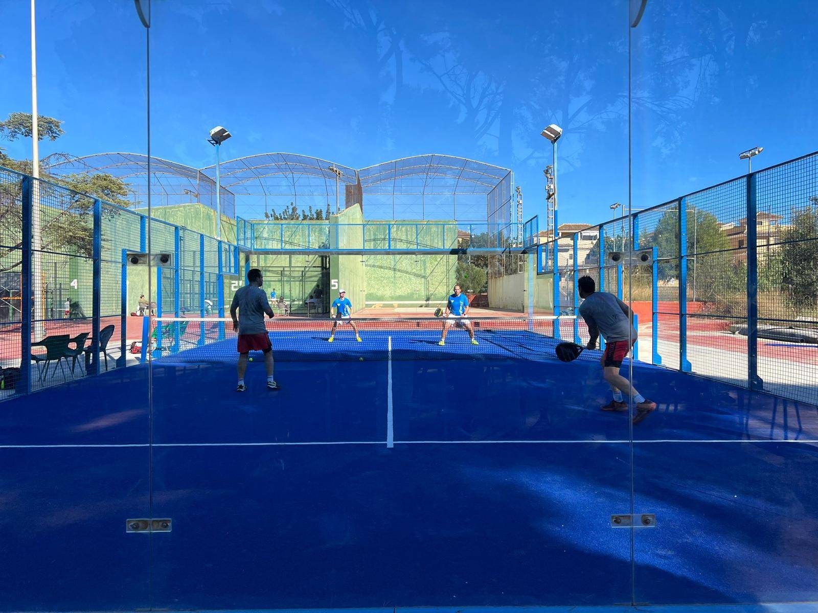 Partido en las pistas de Ragoma Pádel
